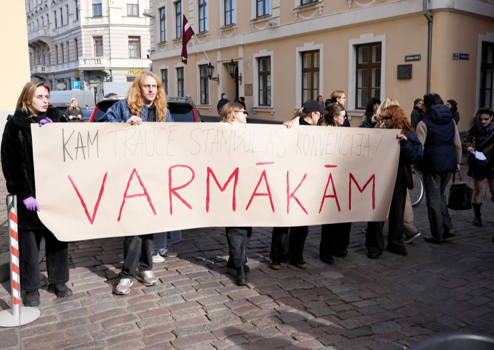 Protests pie Saeimas ēkas pret Latvijas iespējamo izstāšanos no Eiropas Padomes konvencijas par vardarbības pret sievietēm un vardarbības ģimenē novēržanu un apkarošanu.