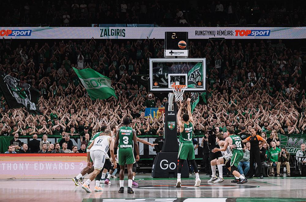 Kauņas "Žalgiris" jauno sezonu sāk ar savu budžeta rekordu – 21,7 miljoni eiro, kas ir par četriem miljoniem vairāk nekā gadu iepriekš, bet piecu gadu laikā tas ir divkāršojies. Spēlētāju, treneru un personāla algām tiks tērēti 14,4 miljoni. No biļešu pārdošanas paredzēts iekasēt 18,8 miljonus. Līderu kodolu izdevies saglabāt un piesaistīt trīs Eirolīgā rūdītus spēlētājus no citām komandām, tostarp Eiropas čempionu Vācijas izlases rindās Maodo Lo. Pirmo reizi "Žalgira" vēsturē kādam spēlētājam sezonas alga pārsniegs miljonu eiro. Galvenā trenera amatā Andrea Trinkjeri nomainījis Toms Masjulis, kurš kopš 2018. gada strādāja par Šarūna Jasikēviča asistentu "Žalgiris", "Barcelona" un "Fenerbahce". Pirmajā savstarpējā duelī skolnieks pieveica skolotāju jeb lietuvieši uzvarēja turkus. Izslēgšanas turnīrā "Žalgiris" pagaidām pēdējo reizi spēlēja 2023. gadā.
