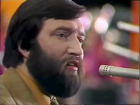 Uldis Stabulnieks ar dziesmu "Tik un tā" (Māras Zālītes vārdi) 1981. gada "Mikrofona" dziesmu aptaujā, kad tā kļuva par gada otru populārāko dziesmu Latvijā.