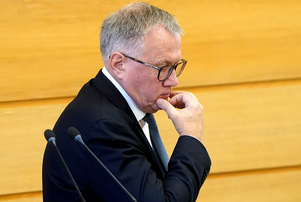 Finanšu ministram Arvilam Ašeradenam un viņa vadītajai ministrijai jāprāto, kā sabiedrībai skaidrot valdības lēmuma izpildi par atalgojuma fonda pieauguma ierobežošanu.