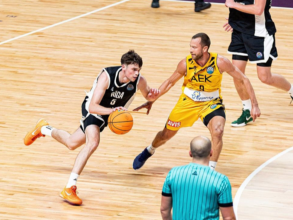 Jaunība pret pieredzi – Adrianam Andževam (no kreisās) pirmā spēle Čempionu līgā un lielajā Rīgas arēnā, viņam pretī 12 sezonas ULEB Eirolīgā spēlējušais Luks Lekavičs.