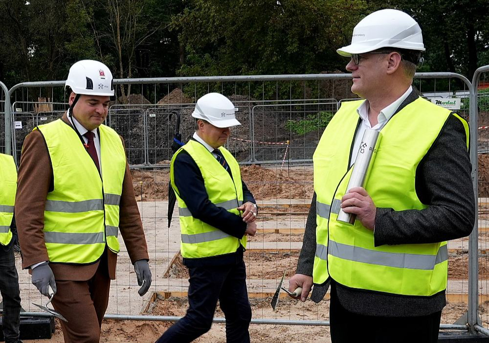 Gan sabiedrībai, gan arī daļai domnieku neizskatās, ka Rīgas domes koalīcija strādātu kā vienota komanda. Attēlā: Rīgas domes priekšsēdētājs Viesturs Kleinbergs (no labās) un Rīgas vicemērs īpašumu jautājumos Edvards Ratnieks (no kreisās) piedalās jaunās Mežaparka sākumskolas laika kapsulas iemūrēšanas pasākumā šā gada 15. septembrī.