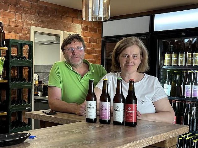 Lai ienāktu Latvijas piesātinātajā alus tirgū, bija nepieciešams spēcīgs nosaukums, kas saistīts ar Latvijas vēsturi, alus brūvēšanu un uzņēmuma attīstību, spriež alus darītavas "Pērkondēlu alus" saimnieki Kristīna Rubina-Apinīte un Normunds Apinītis.