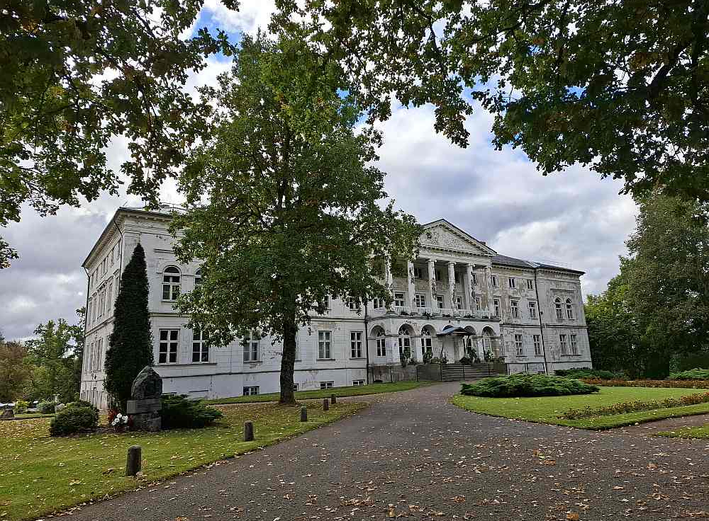 Gaujienas Jaunajā pilī zvans vairs neaicina skolēnus uz stundām, tā nodota izsolē, kas notiks jau šā gada decembrī.