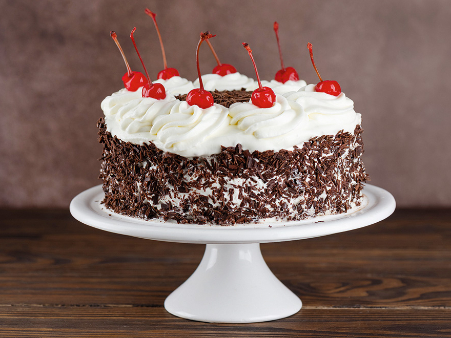 Šokolādes torte ar dzērveņu pildījumu.