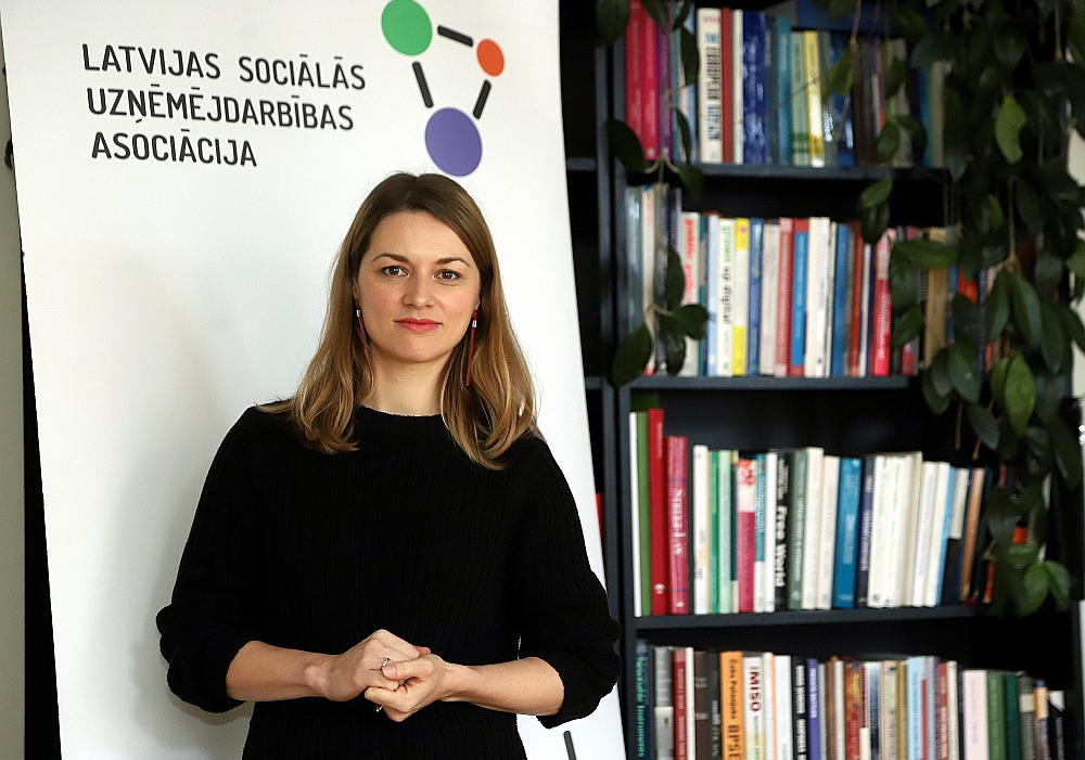 Latvijas Sociālās uzņēmējdarbības asociācijas vadītājas vietniece Līva Švarce: "Labāk veicināt sociālo uzņēmējdarbību, tādējādi palīdzot dažādu sociālo grupu nodarbinātībai un integrācijai sabiedrībā, nevis to pašu summu izmaksāt dažādos pabalstos un tik un tā vienlaikus saskarties ar to, ka dažas sociālās grupas paliek neintegrētas, kas, starp citu, nozīmē arī veselības aprūpes izmaksu palielināšanos."