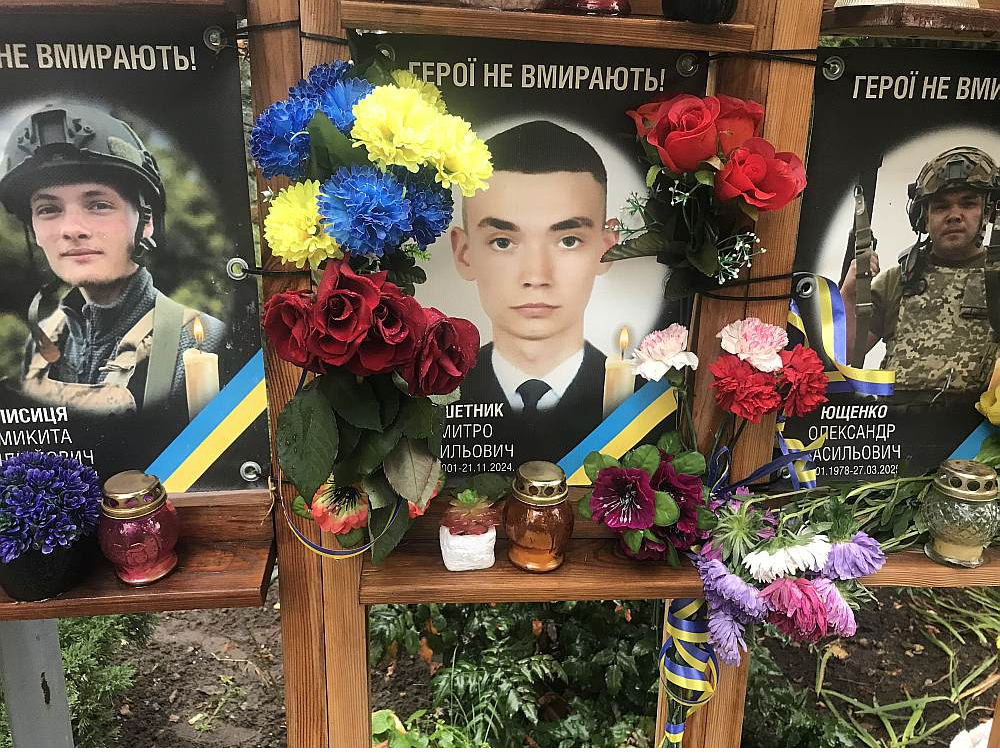 Kritušo karavīru portreti – visā Ukrainā tādu ir ļoti daudz…