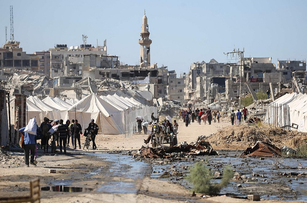 ASV prezidenta Donalda Trampa ieskatā līdz ar pamieru Gazā Tuvajos Austrumos tagad sācies "vēsturisks saullēkts" un Palestīnas zeme "beidzot guvusi mieru". Novērotāji gan norāda uz daudziem neatbildētiem jautājumiem. Bēgļu nometne sagrautās Gazas joslas vidienē.