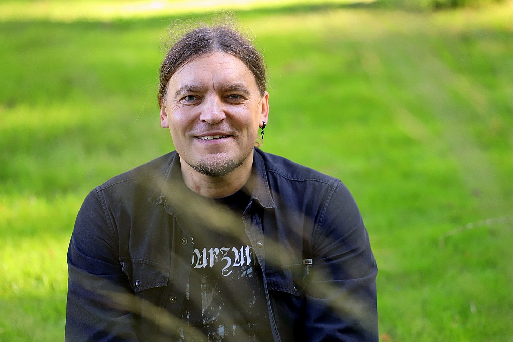 Lauris Ābele: "Katram radošajam cilvēkam ir savs "plecs". Viņu nesauc par brāli, teiksim, tas var būt režisors ar operatoru vai konsultants. Kāds, ar ko pārbaudīt savas idejas, vai jūs esat uz viena viļņa. Ar kuru var saprasties no pusvārda. Savs cilvēks."
