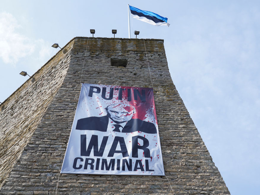 Igaunijas pilsētā Narvā uz cietokšņa mūra, ko var labi apskatīt no
Krievijas puses, izvietots Krievijas diktatora Vladimira Putina attēls un uzraksts “Putins – kara noziedznieks”. Vairāk nekā 90% Narvas iedzīvotāju ir krievvalodīgie, bet vietējie iedzīvotāji uzsver, ka Narva ir Igaunijas pilsēta.