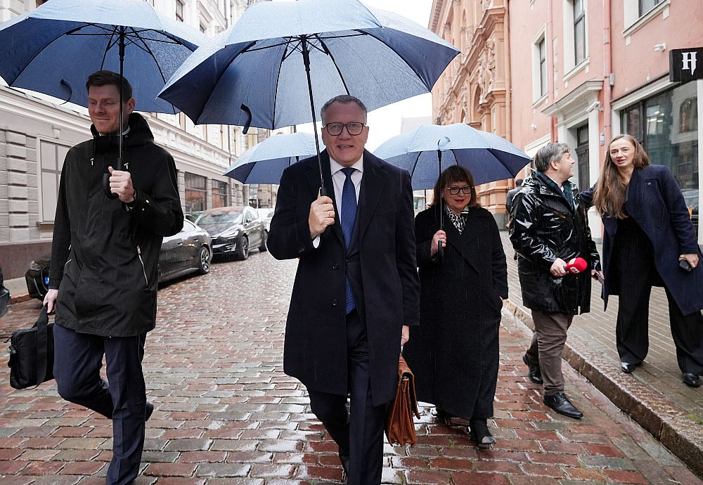 Finanšu ministrs Arvils Ašeradens kopā ar Finanšu ministrijas pārstāvjiem, mediju pavadīti, trešdien nesa simbolisko budžeta portfeli uz Saeimu. Šī tradīcija tika aizsākta 1997. gadā, to ieviesa kādreizējais finanšu ministrs Roberts Zīle, atvēlot savu personīgo darba portfeli. Līdz šim ar budžeta portfeli aiznesti jau 27 valsts budžeta likumprojekti, un šogad portfelis tiks nests jau 28. reizi.