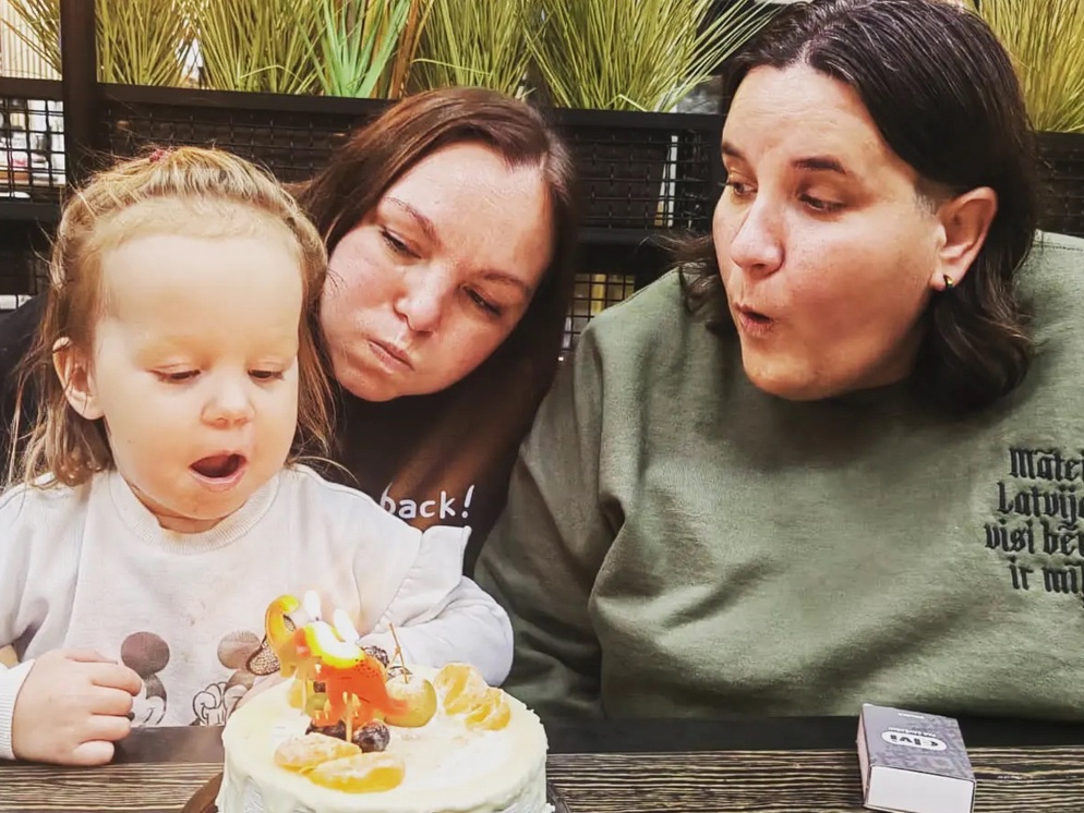 Janas un Lilitas ģimenē aug meitiņa Amēlija, un abas ir mīlošas mammas.