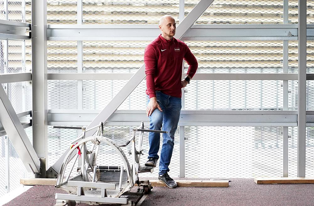 Latvijas izlases treneris Emīls Cipulis jauno bobslejistu atlases testos pavasarī pie kamanu trenažiera. Vēl pirms diviem gadiem Emīls kļuva par pasaules vicečempionu, bet nu spēris pirmos soļus trenera arodā.