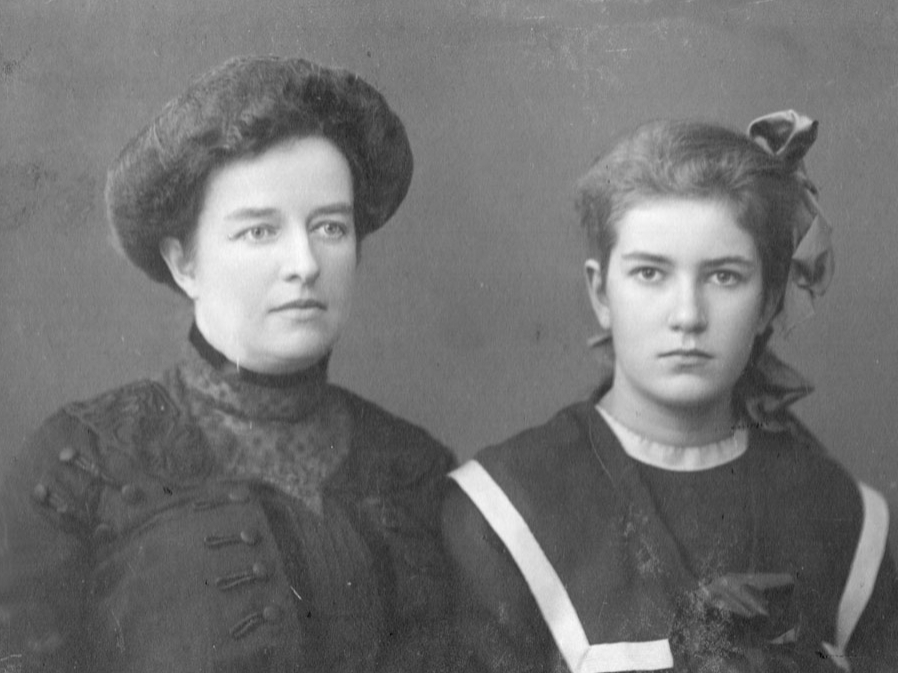 Alise Sūna (1869–1956) un viņas meita Ženija Sūna (1898–1975). Rīga, ap 1914. gadu.
