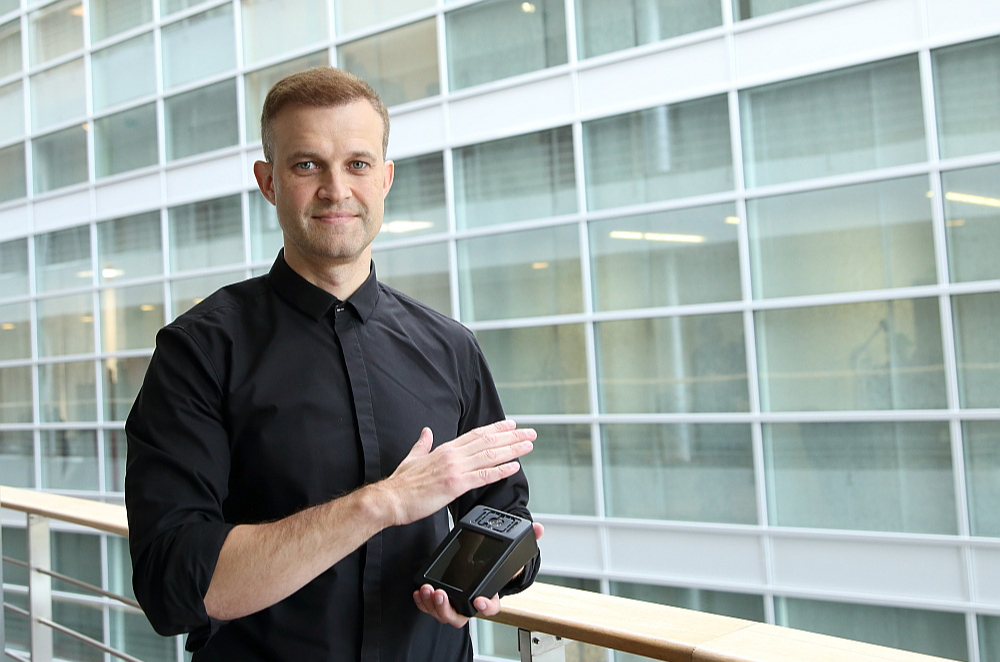 "Ir pienācis laiks jaunam tehnoloģiskam pavērsienam – pilnībā biometriskajiem maksājumiem," atzīst jaunuzņēmuma "Handwave" biznesa attīstības vadītājs Oskars Lakšēvics.