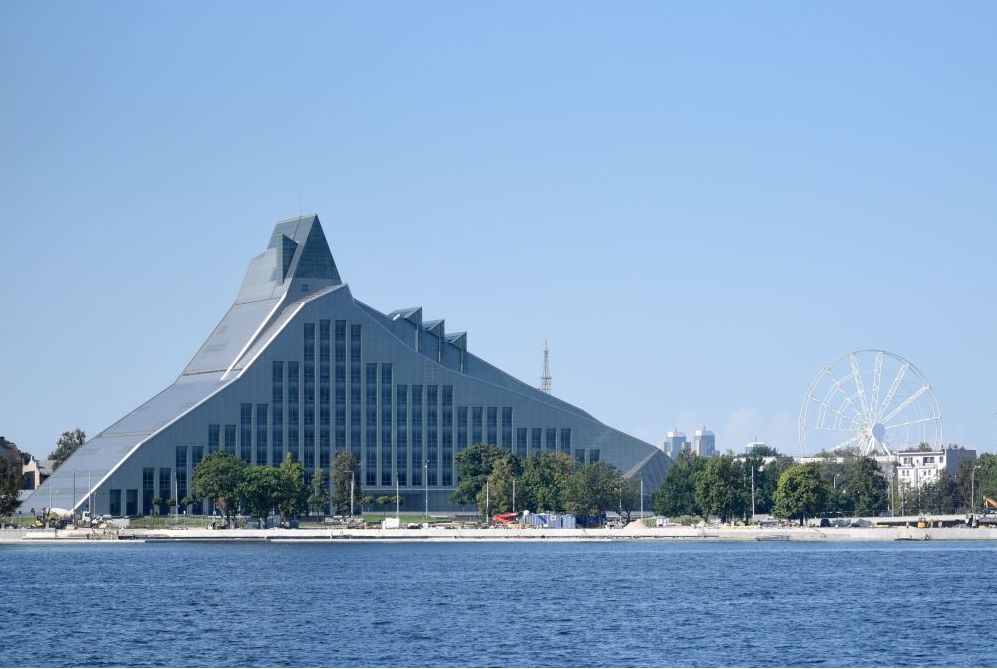 Skats uz Latvijas Nacionālo bilbliotēku un Rīgas panorāmas ratu.