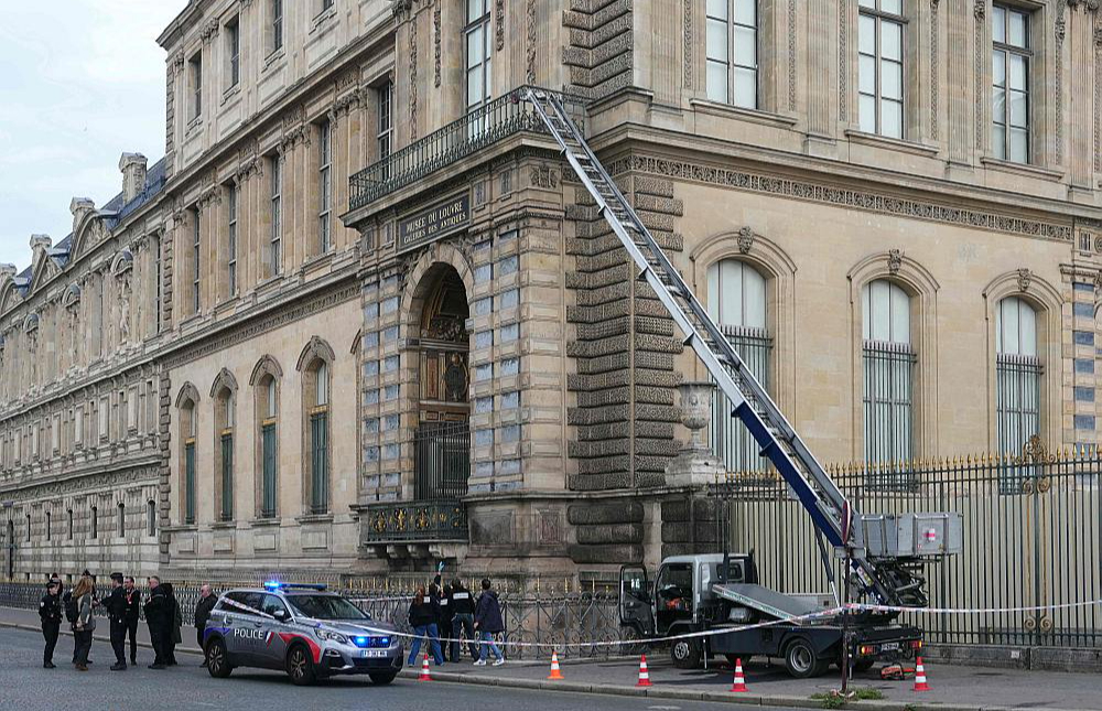 Luvrā zagļi svētdien ielauzušies pa logu, šim nolūkam izmantojot pacēlāju.