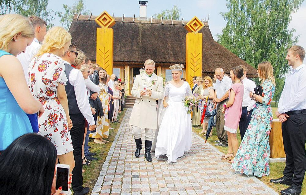 Atbilstoši CivillikumaM Latvijā laulības ar juridiskām sekām var reģistrēt astoņas konfesijas, tagad tām pievienojas arī dievturi. Satatisttika liecina, ka reliģiskās savienības 2023. gadā kopā reģistrējušas 982 laulības. Salīdzinājumam – pēc Centrālās statistikas pārvaldes datiem Latvijā kopā 2023. gadā reģistrētas 10 762 laulības. Attēlā: laulības dievturu tradīcijās jeb vedības.