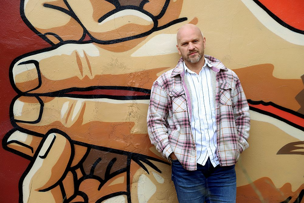 Lauris Dzelzītis: "Smieties jau var arī par pašironiju, un zināmā mērā iestudējumu tiešām var nosaukt par komēdiju."