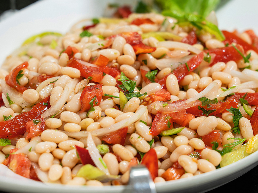 Pupiņu un spinātu salāti.