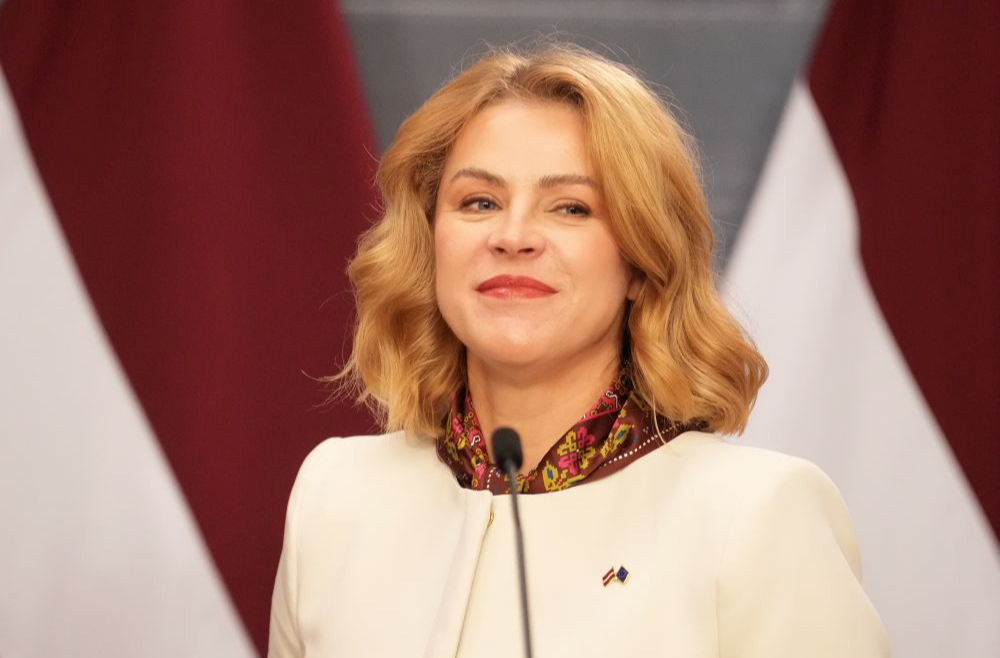 Valsti stūrē Evika Siliņa, kuras dēls pienācīgā līmenī ārzemēs spēlē futbolu.
