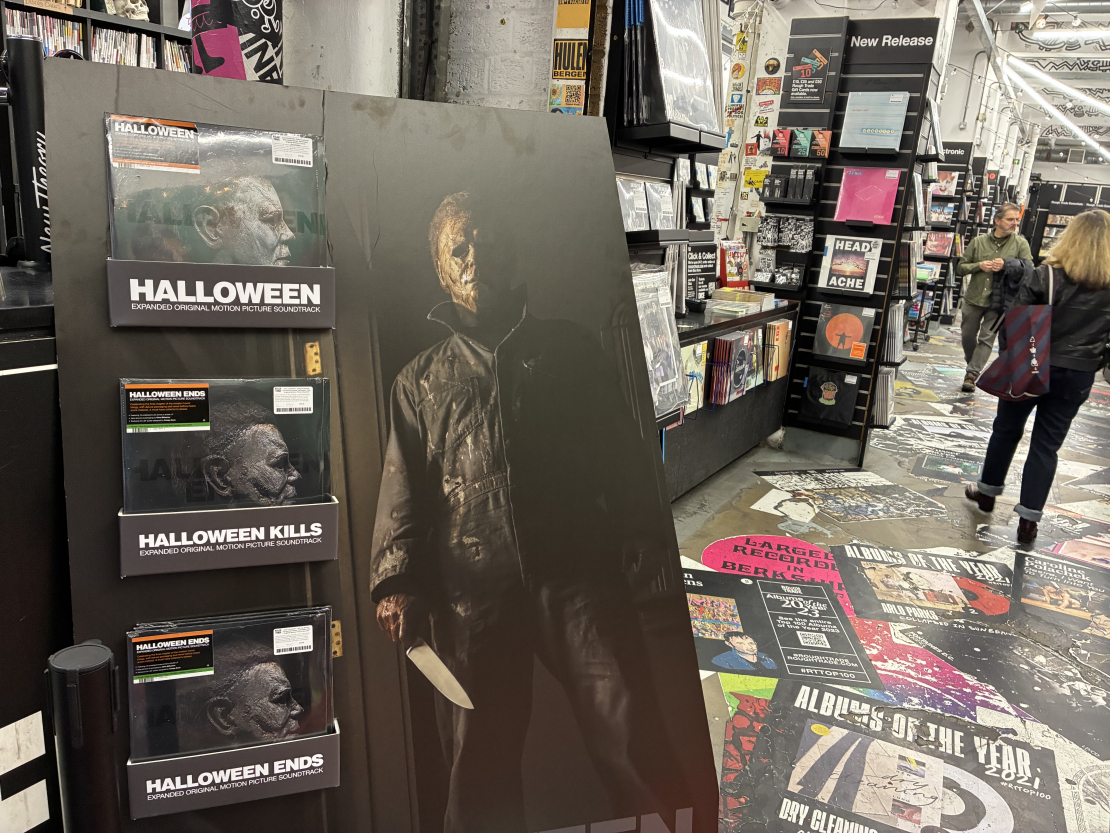 Mūzikas ierakstu veikals Londonā. Halovīnu tēma. 