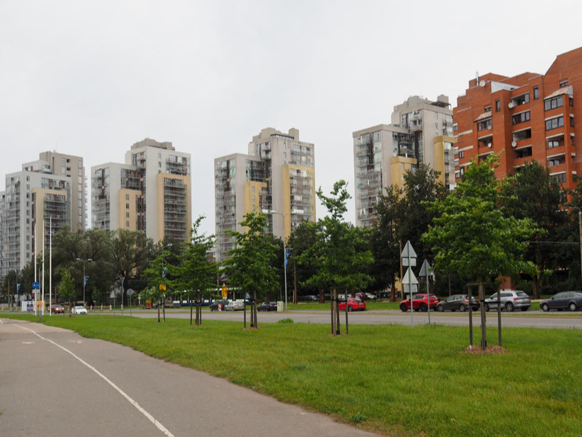 Dzīvojamo ēku komplekss Anniņmuižas bulvārī 28, 30, 32 un Kleistu ielā 2. Arhitekti: Zane Kalinka, Vita Rauhvargere, 1987–1988.