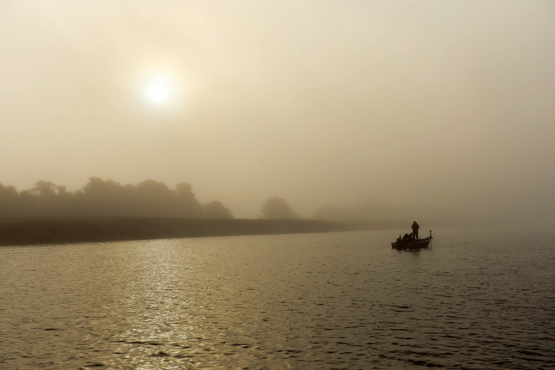 Burvīgs rudens rīts uz ūdens.