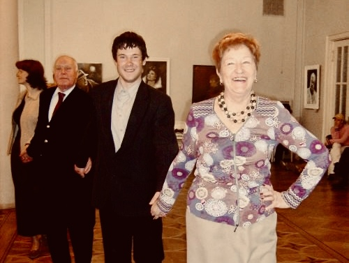 Ingrīda Edīte Saulīte ved tautas dejas sacīkstes "Vedam danci" vērtēšanas komisiju, 2008. gads.