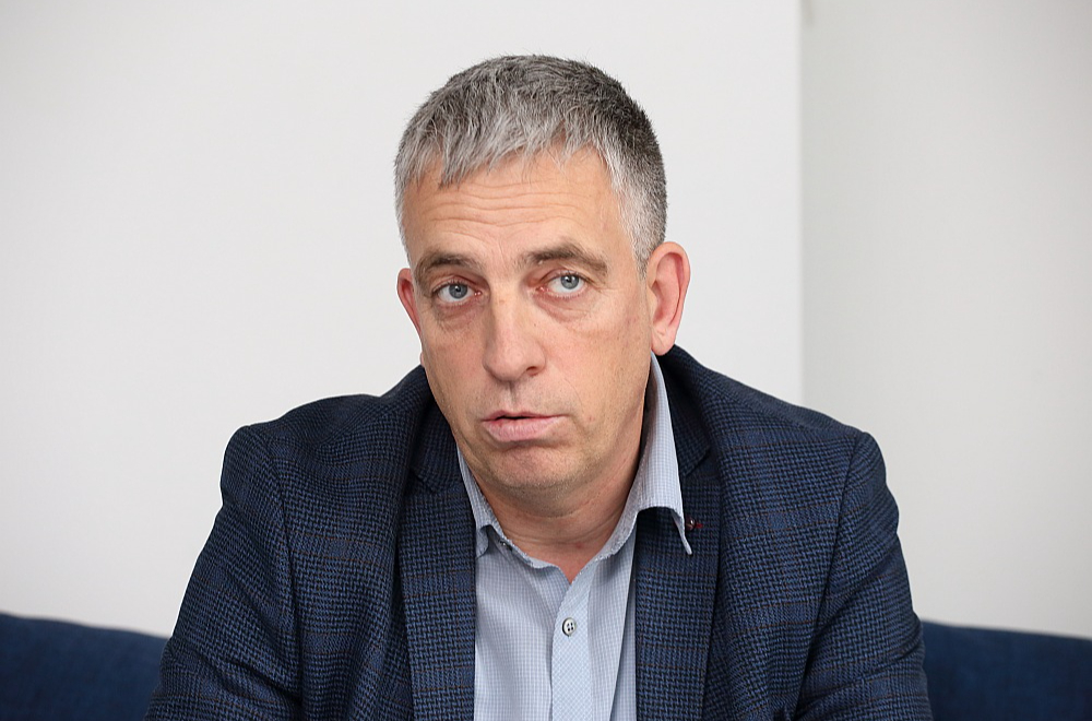 Gaļas liellopu audzētāju biedrības valdes priekšsēdētājs Raimonds Jakovickis: "Eiropas Savienības vēlme glābt Amazones mūžamežus vai Indonēzijas mangrovju audzes nozīmē to, ka visiem Eiropas zemniekiem tagad būs jāraksta papīru kalni, pierādot, ka viņu gaļa nav saražota atmežotās platībās. Runa ir par simtiem stundu bezjēdzīga darba katru gadu."