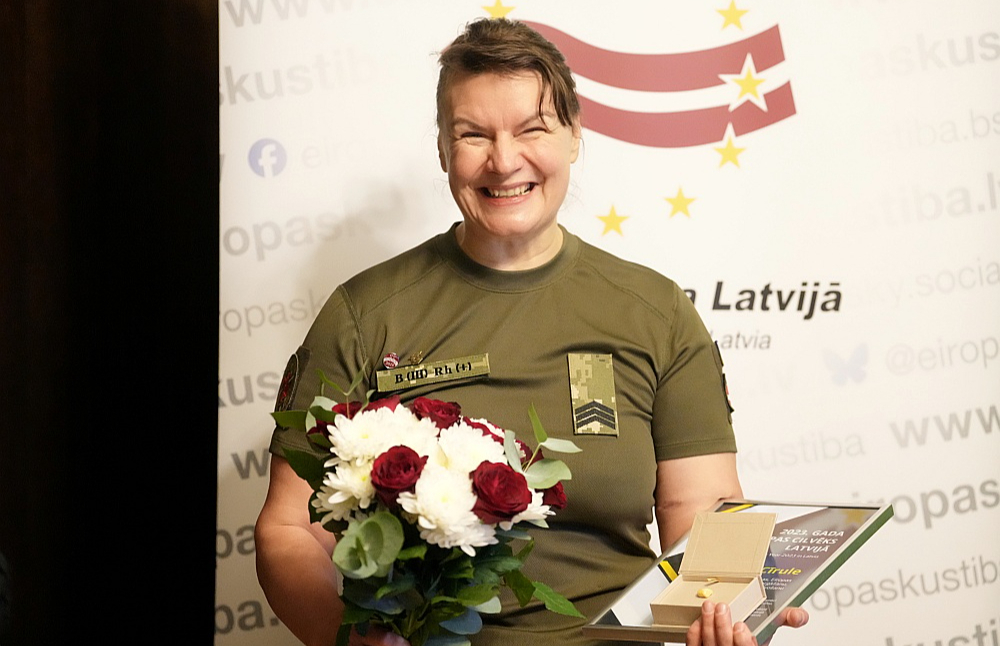 "Darbs frontē Ukrainā brīžiem ir neticami smags, bet cilvēku atzinība palīdz turēties," teic Sarmīte Cīrule.