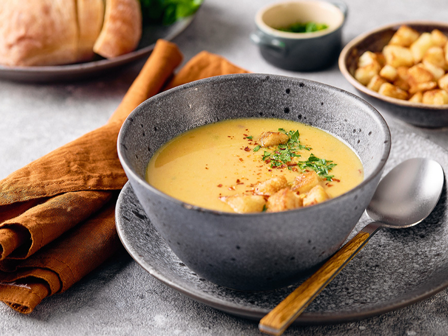 Ceptu kartupeļu un ķiploku zupa.