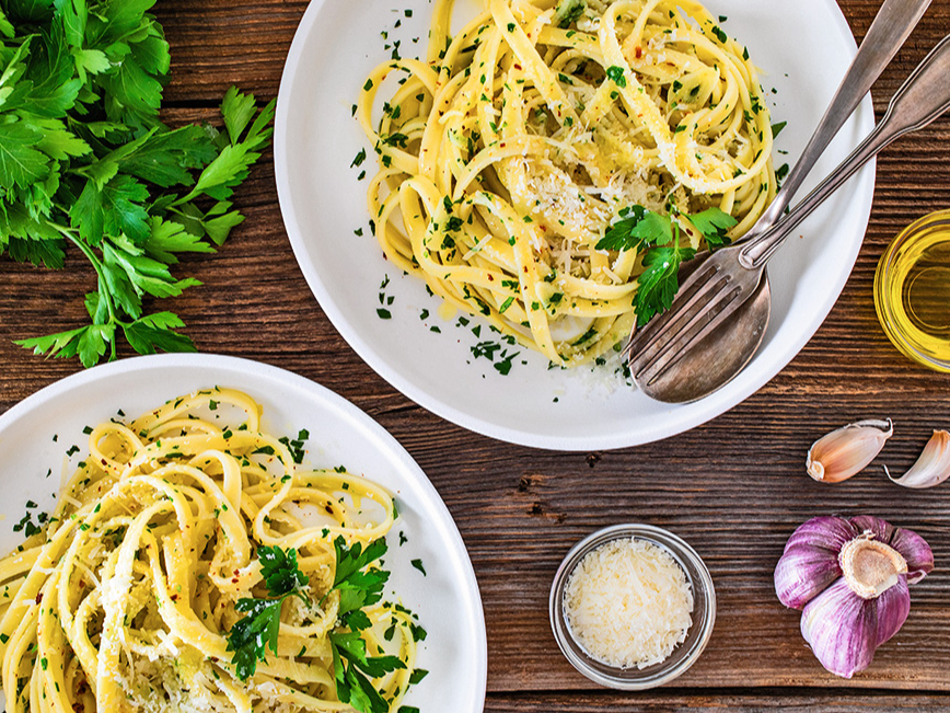 Krēmīgi makaroni ar ķiplokiem.