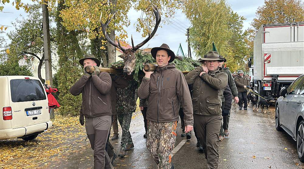 Pasākums sākās ar emocionālu gājienu, kurā tika nests medījums un skanēja medību ragu mūzika – cieņas apliecinājums dzīvniekam un medību tradīcijām.