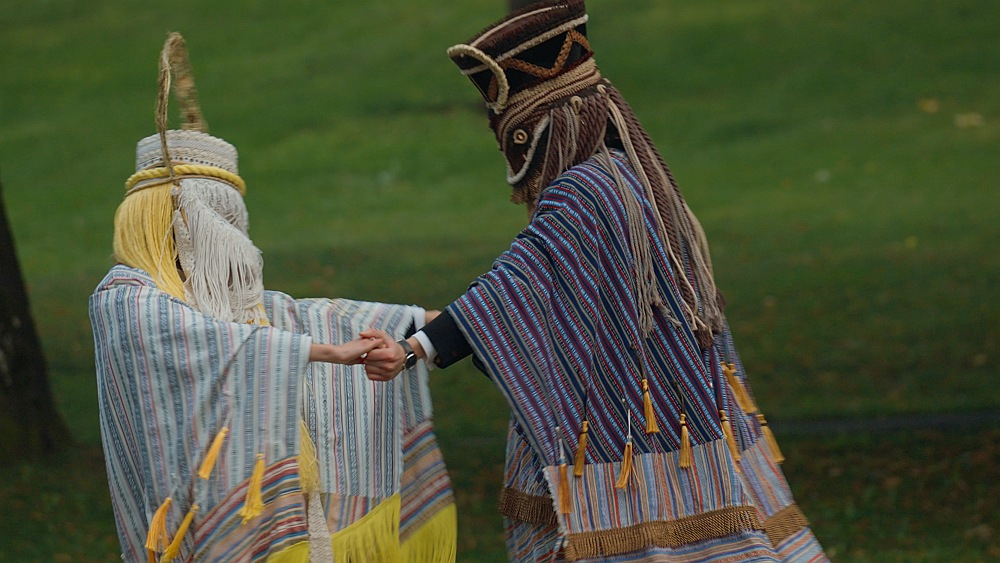 Kristas Burānes dokumentālajā filmā "Visi putni skaisti dzied" mākslinieki – Lelde Goba, Māris Maskalāns, Aivars Petriņš – tērpti Pamelas Butānes dizainētos tērpos, personalizē katru putnu, ļaujot iepazīt un iejusties katrā arī individuāli.