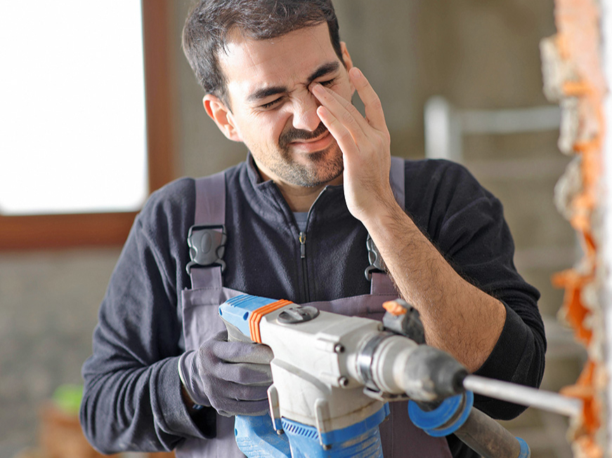 Nereti acīs nokļūst arī metāla skaidas, kad cilvēki kaut ko slīpē, izmanto metāla drāšu birsti, urbj metālā, neizmantojot aizsargbrilles.
