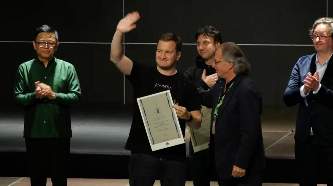 Latvijas jauniešu kora "Kamēr..." mākslinieciskais vadītājs un diriģents Jurģis Cābulis Tolosā, saņemot Eiropas koru "Grand Prix" balvu.