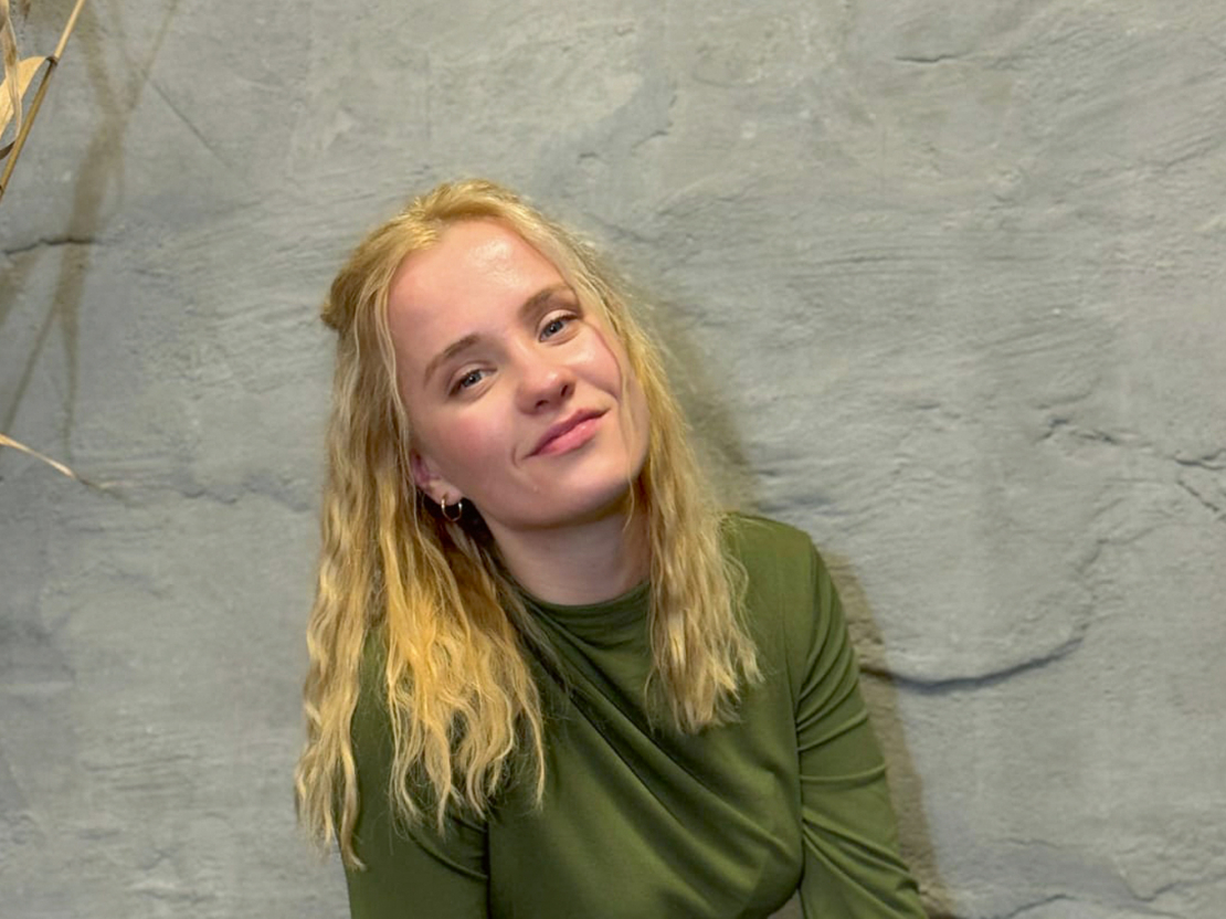 Aktrise Sandija Dovgāne.