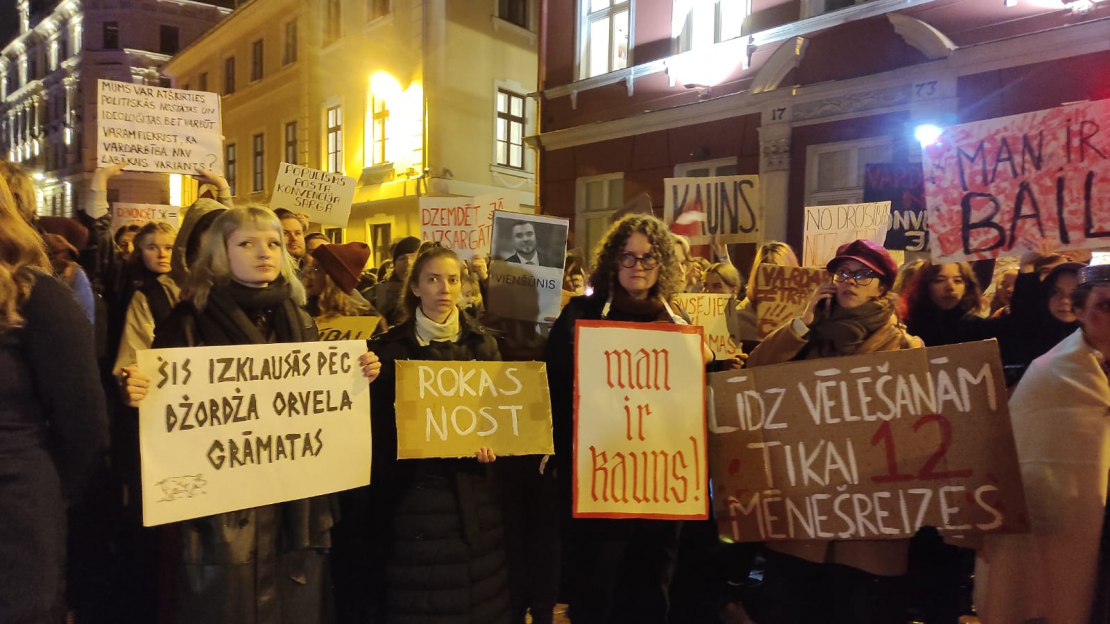 Pie Saeimas notiek protests pret Latvijas izstāšanos no Stambulas konvencijas.