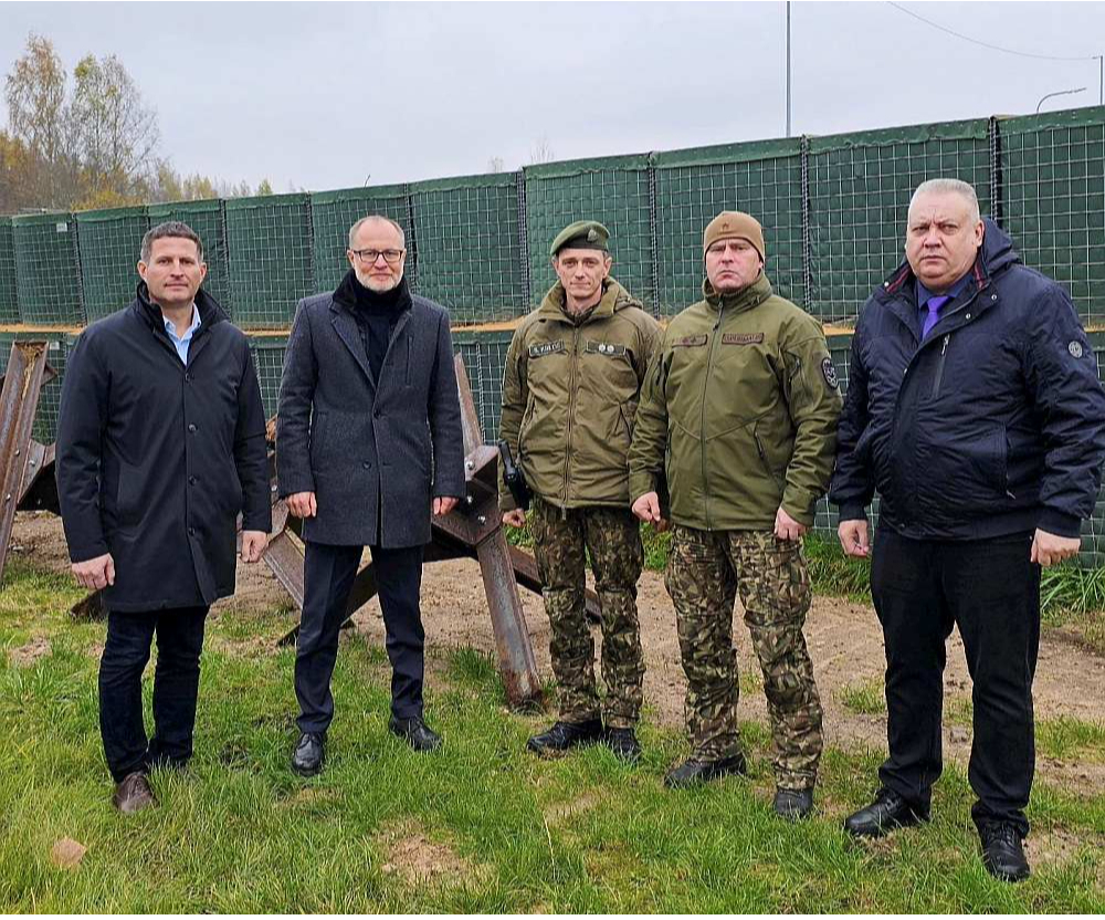 Ludzas novada domes priekšsēdētājs Edgars Mekšs (no kreisās), aizsardzības ministrs Andris Sprūds ar militārpersonām Opuļu robežapsardzības punktā.