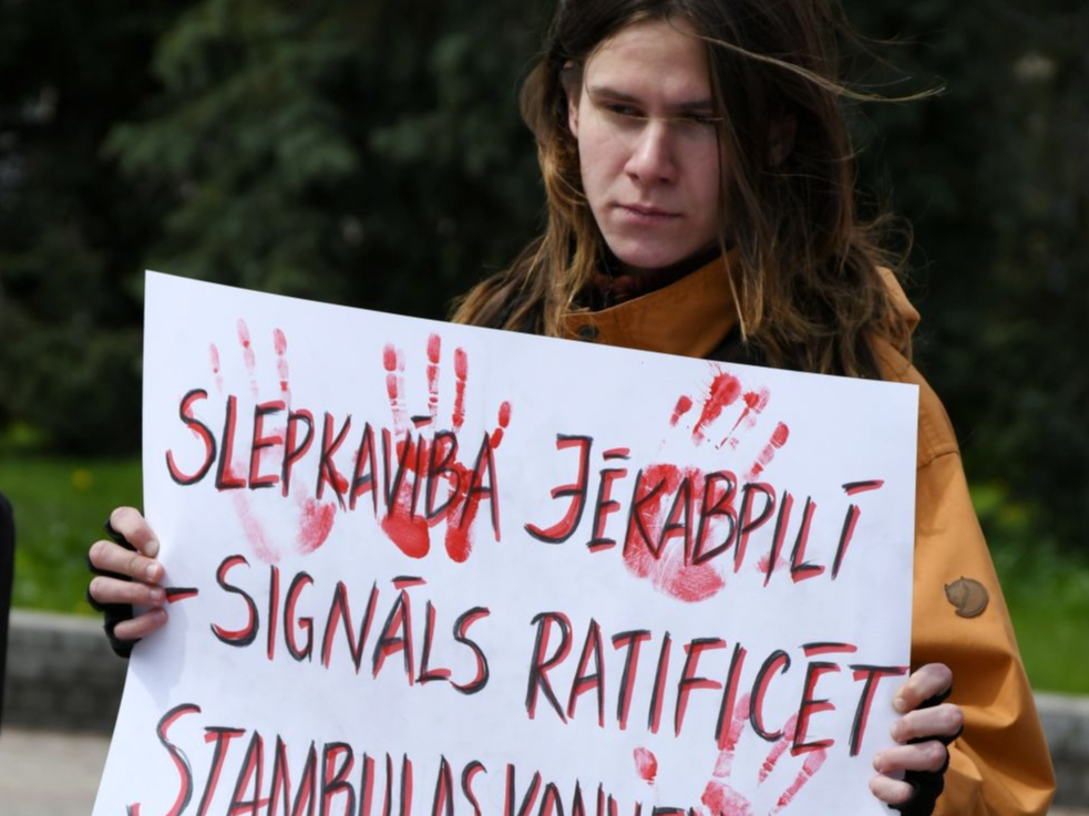 Stambulas konvenciju Latvijas parlaments ratificēja 2023. gada rudenī. Iespējams, tajā vasarā un rudenī par ratificēšanu tik daudz nerunātu, ja vien nebūtu notikusi traģēdija Jēkabpilī, kas satrieca visu Latvijas sabiedrību. Attēlā: piketētājs Daugavpilī 2023. gada 2. maijā piedalās akcijā par Stambulas konvencijas ratifikāciju.