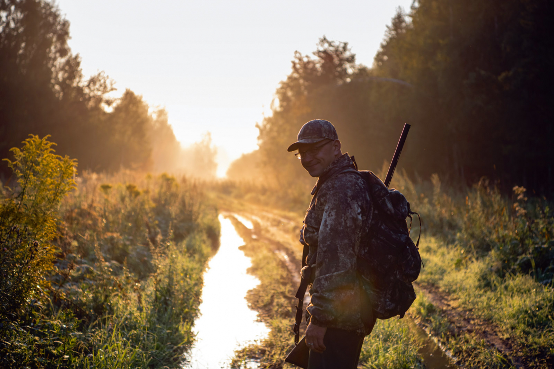 Mednieka dzīve tiek pakārtota drošībai – sākot ar ieroču pareizu glabāšanu un beidzot ar paša rīcības izvērtēšanu jebkurā situācijā.