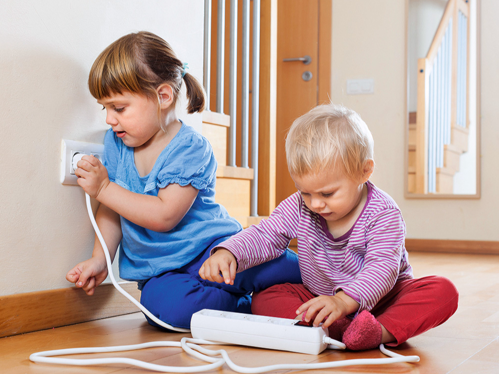 Rozetēm un pagarinātājiem obligāti jābūt ar bērnu aizsardzību, lai bērns nevarētu rozetē iespraust naglu, adatu vai citu priekšmetu.