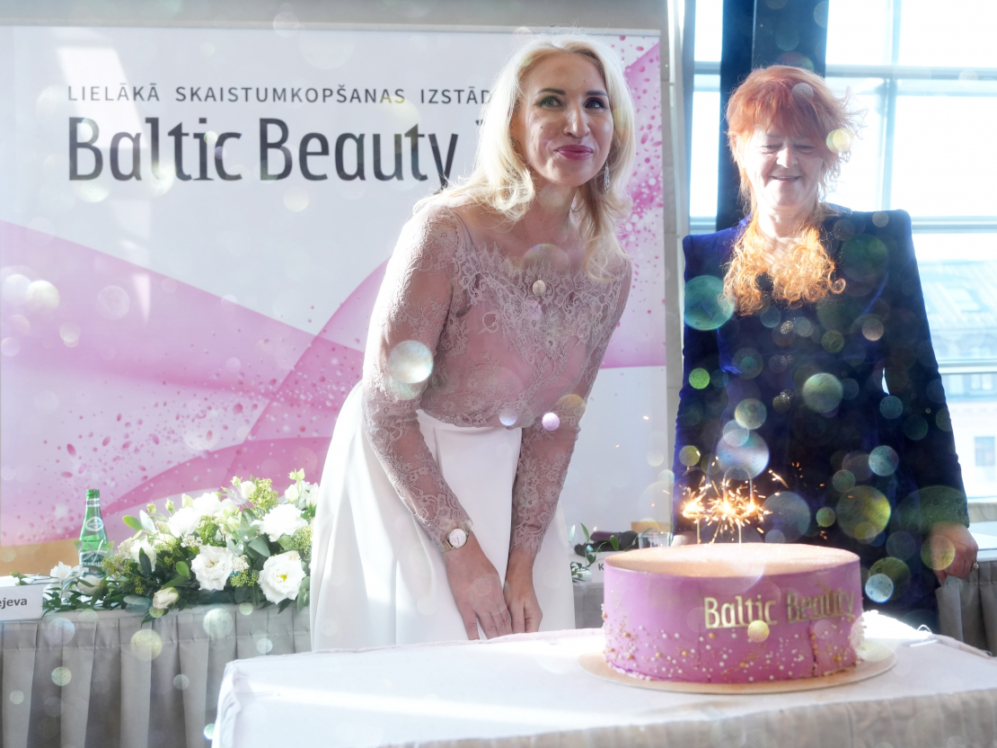 Izstādes "Baltic Beauty" vadītāja Kristīne Čerņavska (no kreisās) un izstādes "Baltic Beauty" sadaļas "Matu skaistuma pasaule" vadītāja Irina Jevsejeva piedalās preses konferencē, kurā informē par izstādi "Baltic Beauty 2025".