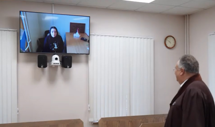 Sandra Reinikova piedalās tiesas sēdē.