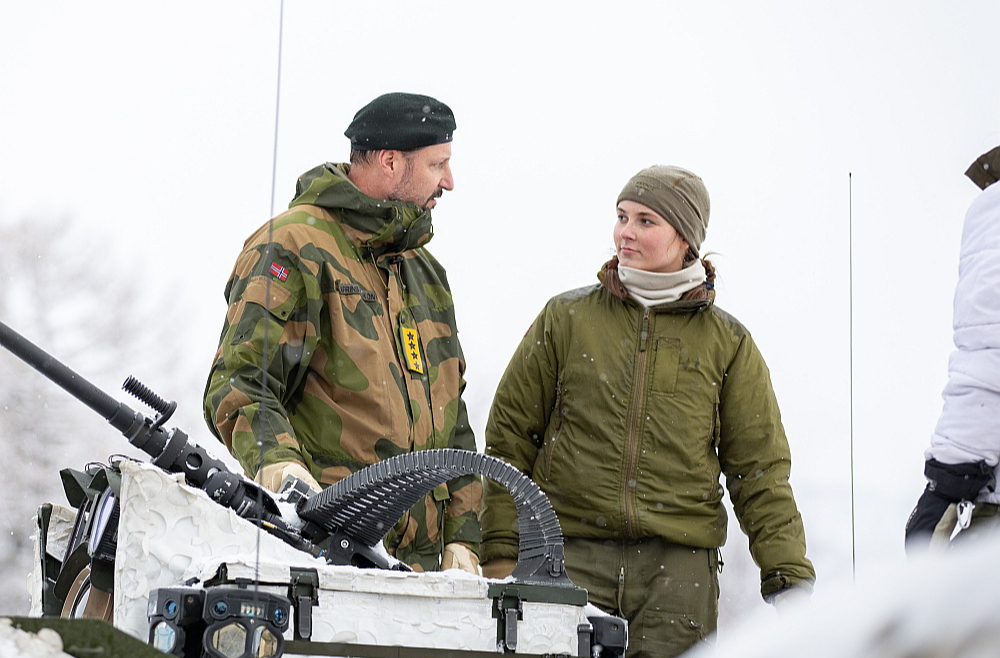 Norvēģijas kroņprincis Hokons apmeklē militārās mācības "Joint Viking 2025" Ziemeļnorvēģijā, kur piedalījās arī Norvēģijas princese Ingrida Aleksandra, pildot 15 mēnešus ilgo valsts aizsardzības dienestu.