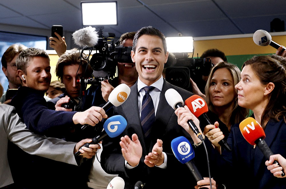 Liberālās partijas "Demokrāti 66" līderis Robs Jetens ceturtdien Nīderlandes parlamentā Hāgā, atbildot uz žurnālistu jautājumiem.