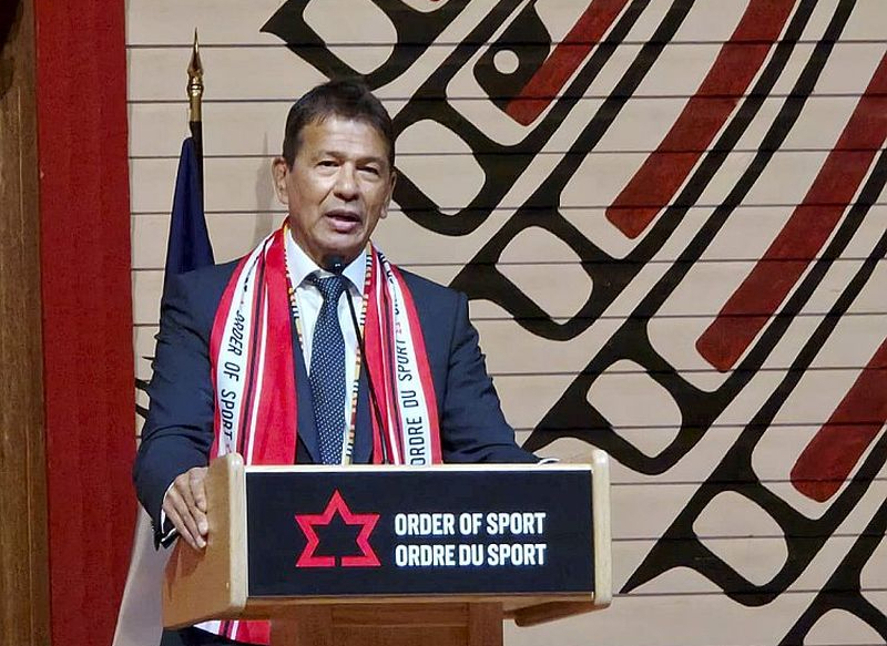 Bijušais Latvijas hokeja izlases galvenais treneris Teds Nolans uzstājas ar runu Kanādas Sporta slavas zāles jauno dalībnieku uzņemšanas ceremonijā.