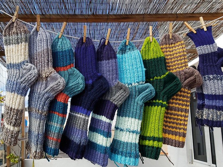 Rokdarbnieces Sandras Eglītes adītās zeķes Ukrainas karavīriem.