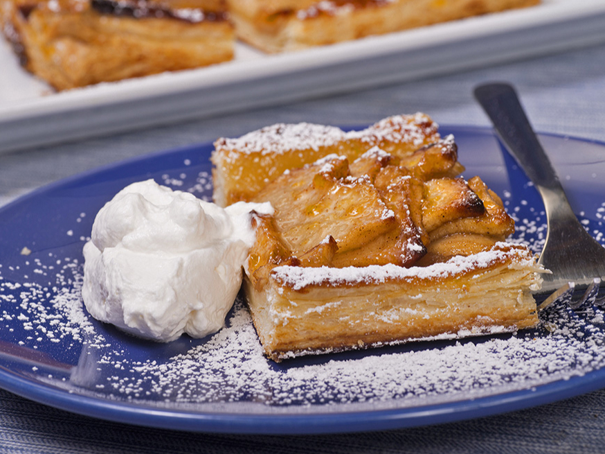 Kārtainās mīklas un ābolu terte.